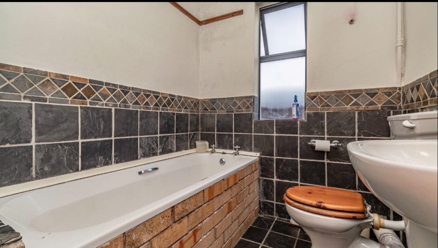 5 Bedroom Property for Sale in Denneoord Western Cape
